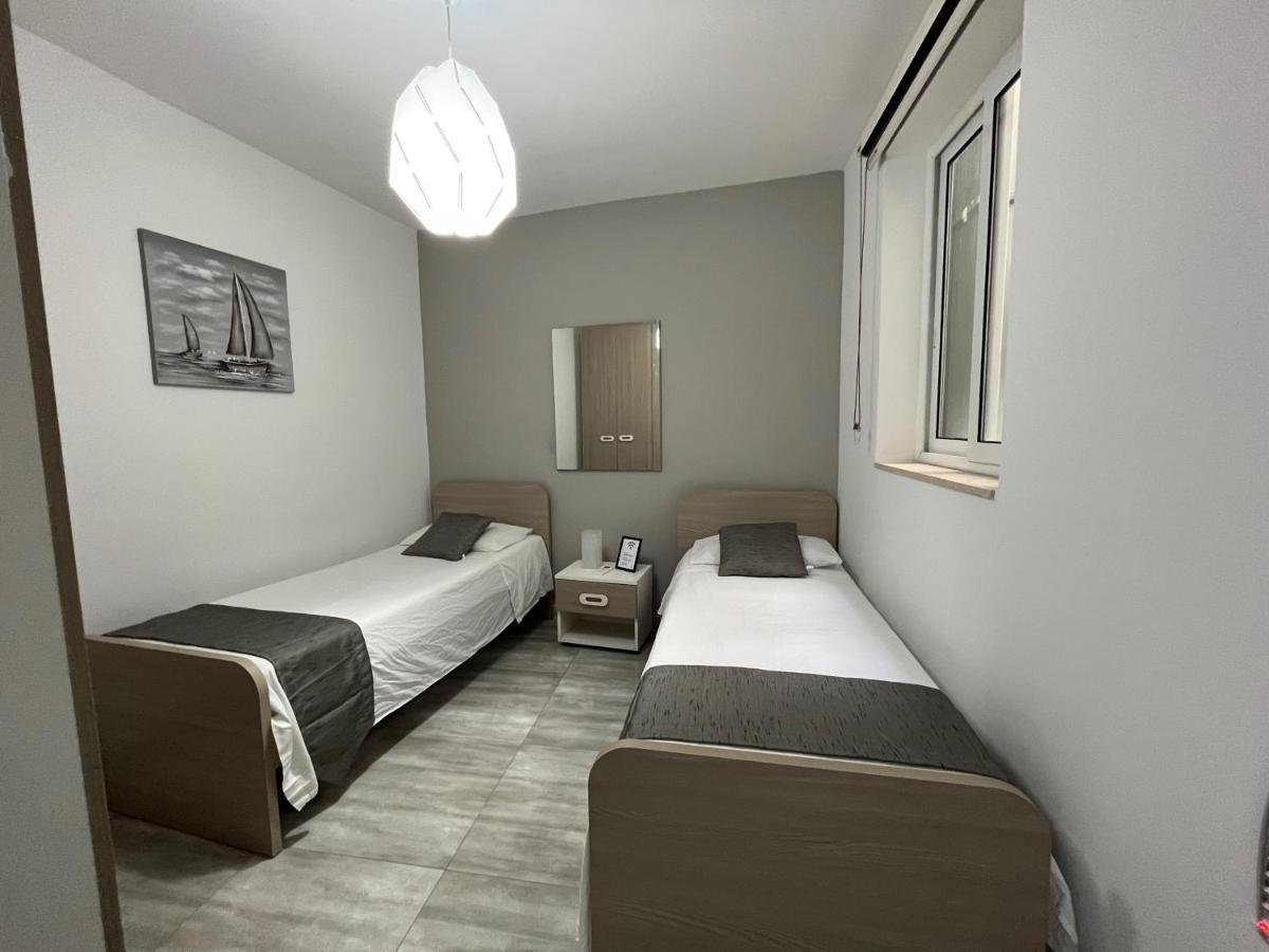 Homestay F7 2, Private Bedroom Two Single Beds Shared Bathroom In Shared Flat